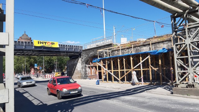 Drugi z zabytkowych wiaduktów nad ulicą Oleską w Opolu jest już zdemontowany, prace trwają też na peronach.