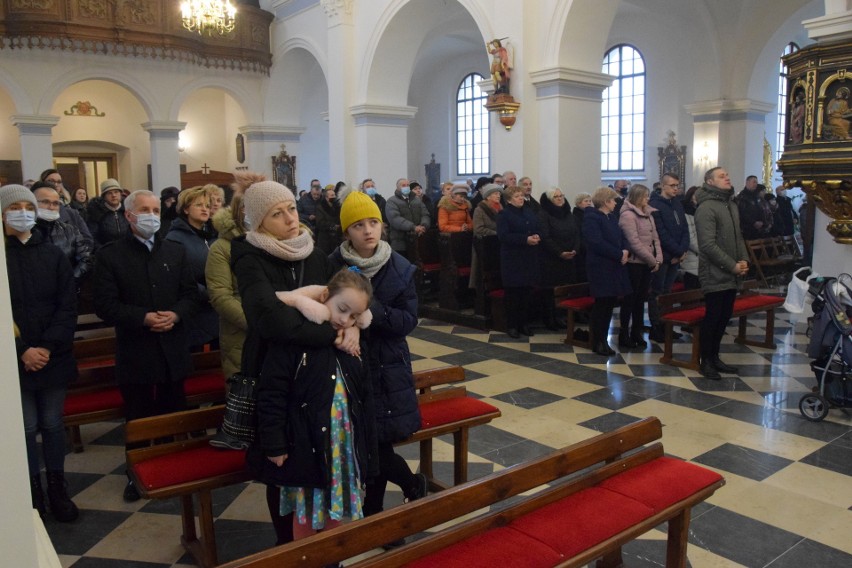 Biskup Marian Florczyk w Daleszycach modlił się z okazji Dnia Babci i Dnia Dziadka: - Musimy odnaleźć wartość życia człowieka starszego 