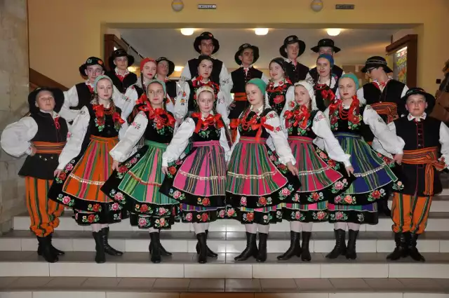 Młodzieżowa grupa Zespołu Pieśni i Tańca „Racławice”, która oberkiem wytańczyła trzecie miejsce na przeglądzie.