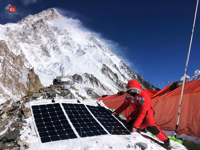 Ładowanie paneli słonecznych u stóp K2