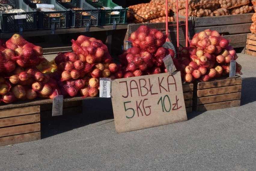 Owoce i warzywa na giełdzie w Sandomierzu. Co można było kupić w sobotę 12 marca? Zobacz zdjęcia