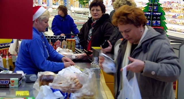 Przed świętami po zakupy do hipermarketów i supermarketów zagląda 43 proc. Polaków.