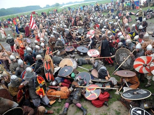 hętnych do udziału w każdym Festiwalu Słowian i Wikingów jest ponad 3 tysiące rekonstruktorów historii. Jednak skansen może pomieścić zaledwie połowę z nich. Coroczną atrakcję stanowi wielka bitwa. I to właśnie jej chcą poświęcić najwięcej uwagi filmowcy z National Geographic. 