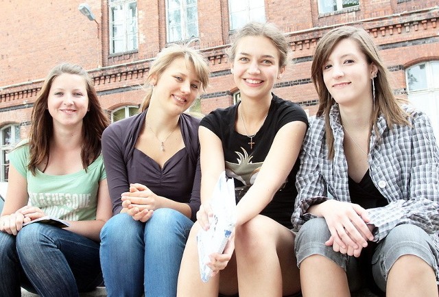 - Naszej szkoły nie zamieniłybyśmy na żadną inną - zapewniają Ania Staniak (od lewej), Daria Chyła, Agata Witkowska i Julia Lewandowska z I LO 