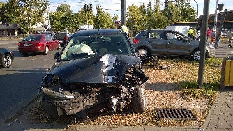 Wypadek na Dąbrowskiego. Trzy osoby ranne [ZDJĘCIA]