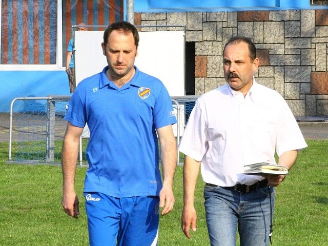 Trener Oderki Dariusz Kaniuka (z lewej) najbliższe dwa mecze ligowe obejrzy z trybun.