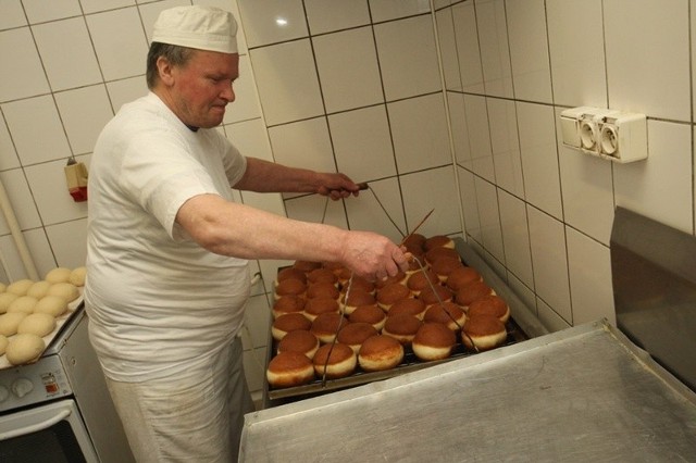 Pomiędzy pączkami z supermarketu a tymi z piekarni różnica polega nie tylko na cenie. Pączki z marketów są mniejsze i lżejsze.