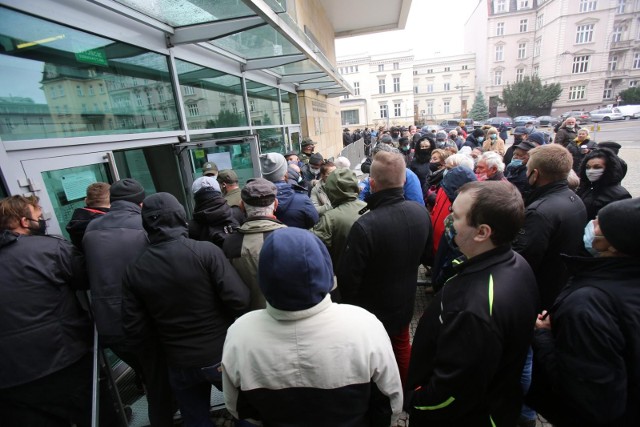 Kolejka przed NBP - banknoty z Lechem Kaczyńskim z okazji Święta Niepodległości.Zobacz kolejne zdjęcia. Przesuwaj zdjęcia w prawo - naciśnij strzałkę lub przycisk NASTĘPNE