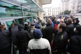 Tłumy przed NBP w Katowicach. Setki osób przyszły kupić banknot kolekcjonerski z wizerunkiem Lecha Kaczyńskiego