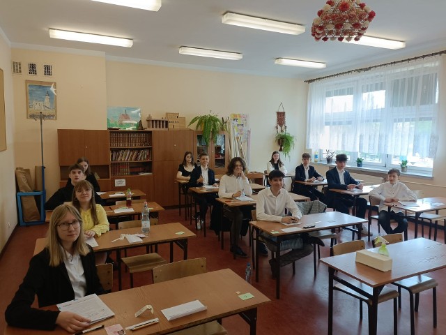We wtorek ósmoklasiści w szydłowieckiej "Dwójce" zasiedli do egzaminu z języka polskiego.