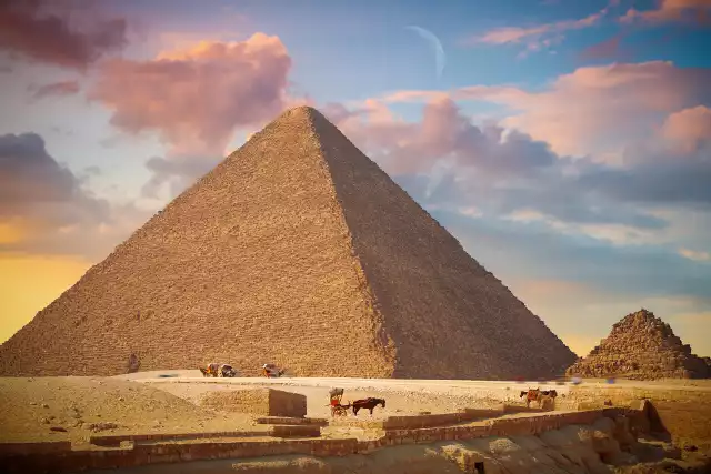 Naukowcy z Uniwersytetu Harvarda udostępnili wirtualne wycieczki po najsłynniejszych zabytkach Egiptu. Internauci mogą zajrzeć nawet tam, gdzie normalnie nie wpuszcza się turystów. Przekonajcie się, jak wygląda wnętrze najsłynniejszej piramidy świata.