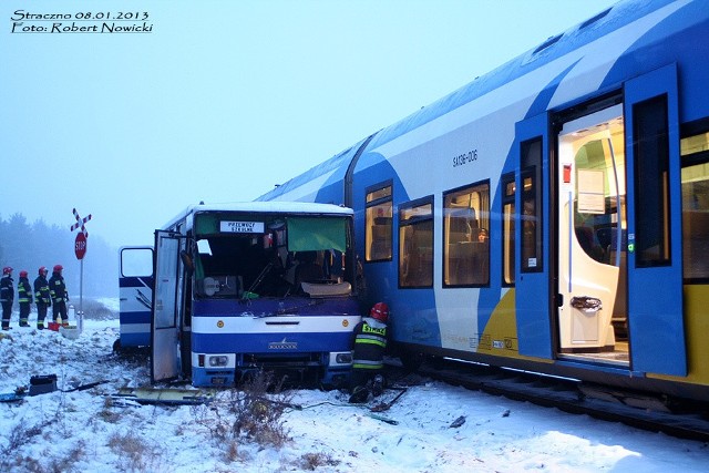 Zderzenie pociągu z autokarem pod Wałczem. Kierowca jest ranny