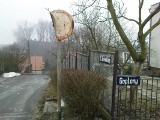 Zniszczony znak przy ul. Beniowskiego w Zielonej Górze
