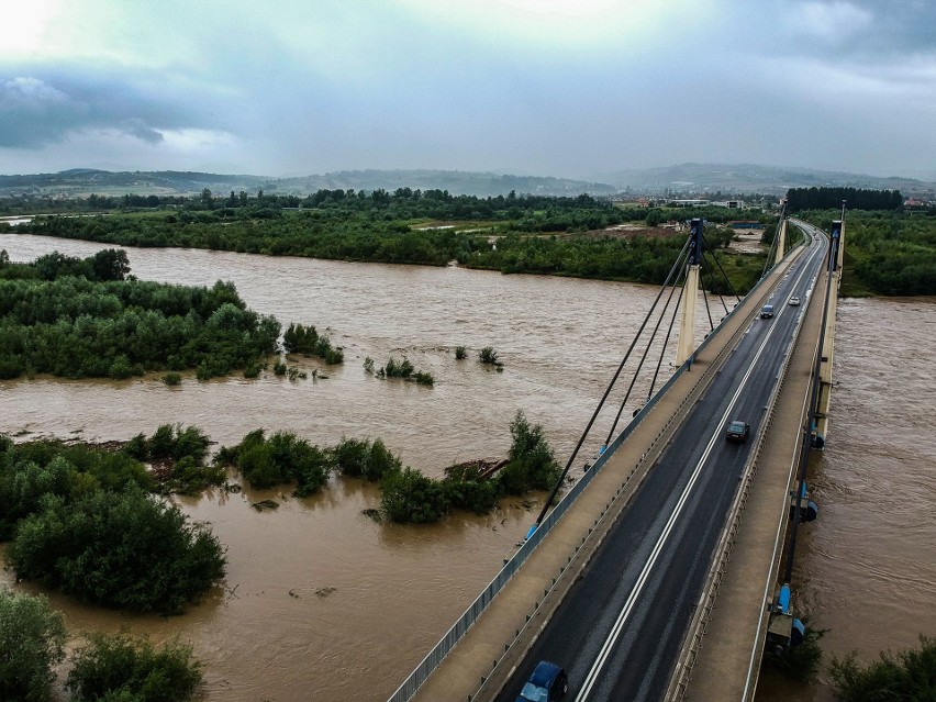 Tak wygląda potęga żywiołu z powietrza [ZDJĘCIA, WIDEO INTERNAUTÓW]