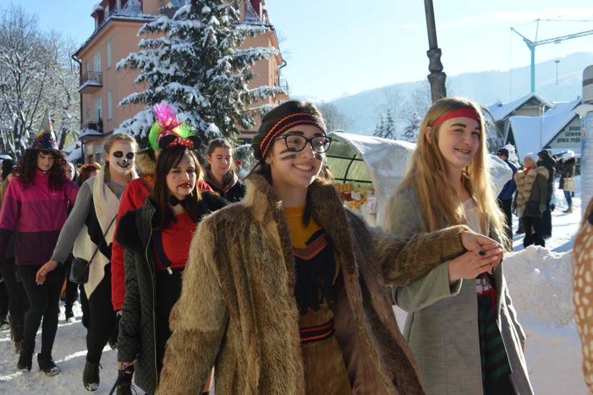 Zakopane. Kilkuset maturzystów zatańczyło poloneza na Krupówkach [ZDJĘCIA]