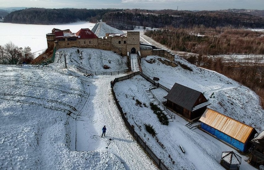 Dobczyce. Zamek, skansen i Jezioro Dobczyckie w zimowej odsłonie [ZDJĘCIA]