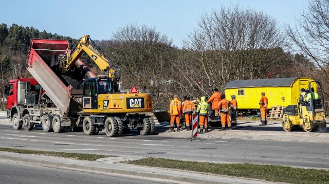 Siedem odcinków dróg wojewódzkich w Lubuskiem zostanie przebudowanych – zapowiada Generalna Dyrekcja Dróg Krajowych i Autostrad. Jezdnie zostaną poszerzone i wzmocnione, znikną niebezpieczne łuki i zwężenia. Sprawdź, gdzie poprawią się warunki jazdy?GDDKiA planuje przebudowę siedmiu odcinków dróg krajowych nr 12, 22 i 27 o łącznej długości ok. 70 km. Pasy drogowe oraz jezdnie zostaną poszerzone, nawierzchnie wzmocnione, powstaną nowe skrzyżowania, obiekty mostowe i kanały technologiczne niezbędne dla infrastruktury drogowej. Wykonane zostaną nowe elementy związane z bezpieczeństwem ruchu na drodze: zatoki, wyspy rozdzielające, oznakowanie pionowe oraz poziome, a także oświetlenie. Nośność  nowych odcinków zostanie dostosowana do ruchu pojazdów o masie całkowitej do 11,5 t/oś. Inwestycje są na początkowym etapie. Właśnie zostały otwarte oferty na sporządzenie dokumentacji technicznejZobacz na kolejnych slajdach, gdzie planowana jest przebudowa >>>Czytaj także: Sześć nowych obwodnic w Lubuskiem. Gdzie powstaną?Zobacz wideo: Program budowy 100 obwodnic w całej Polsce