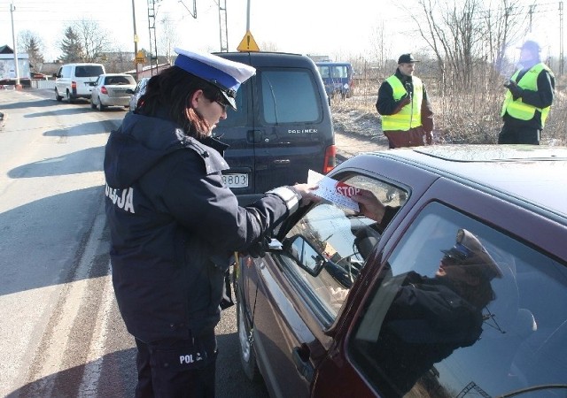 Ulotki rozdawała kierowcom Anna Kozłowska z radomskiej policji 