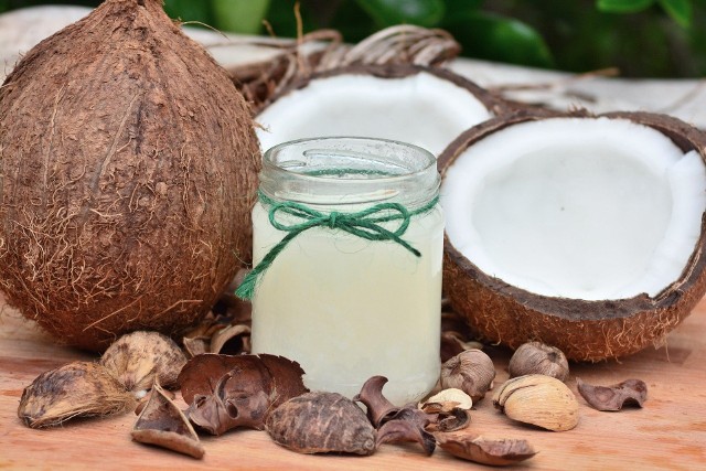 Olej kokosowy to tłuszcz wyciskany z miąższu orzechów kokosowych, który jest popularnym składnikiem kuchennym i kosmetycznym