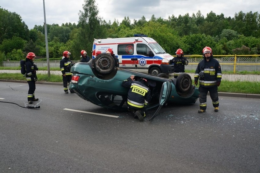 Bytom, wypadek na Miechowickiej - auto dachowało