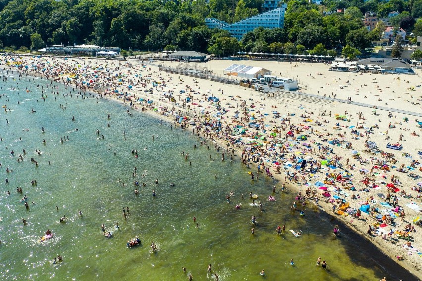 Piękna pogoda przyciągnęła tłumy plażowiczów w Gdyni. Zobaczcie zdjęcia z lotu ptaka | WIDEO