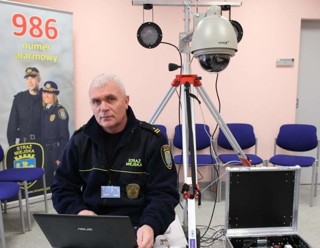 - Zakupione urządzenie to nie tylko kamera, ale także komputer, lampy podświetlające oraz oprogramowanie - wylicza Krzysztof Maślak, wicekomendant Straży Miejskiej w Opolu.