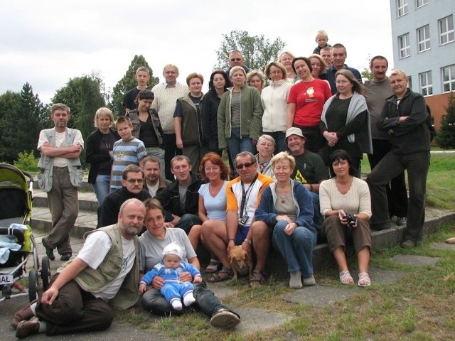 Wszyscy uczestnicy zlotu zrobili sobie wspólne zdjęcie. Kto chciałby dołączyć do Stowarzyszenia Grzybland (istnieje od 2007 roku i liczy obecnie 160 członków) może zajrzeć na stronę: www.grzybland.pl.