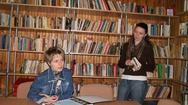 Zalążki biblioteki już są. Na potrzeby wypożyczalni wygospodarowano jedno z pomieszczeń, w którym składowane są książki. Na zdjęciu od lewej Agnieszka Markowicz &#8211; Dudek, dyrektor placówki i studentka Agnieszka Pieróg.