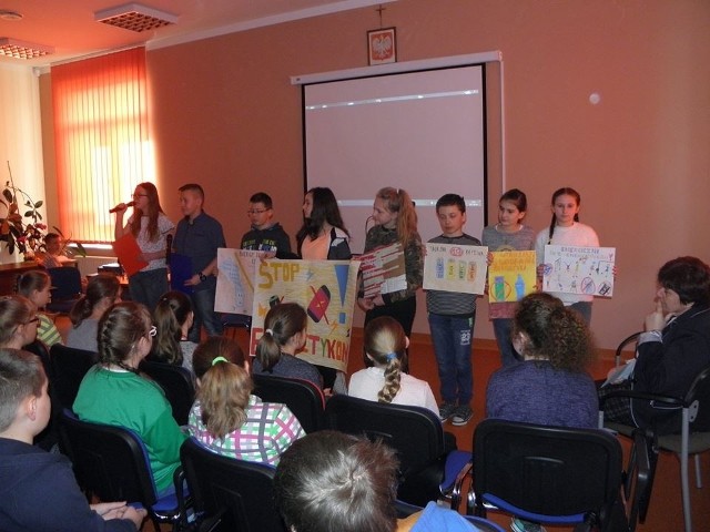 Uczniowie z Kozłowa podczas jednej akcji w ramach akcji Szkoła promująca bezpieczeństwo