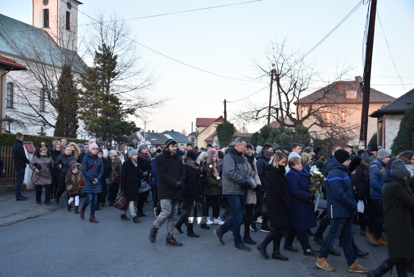 Ostatnia droga Wioli, strażaczki z Łęk. Spoczęła na cmentarzu w Bielanach. Na pogrzebie było kilka tysięcy osób [ZDJĘCIA]