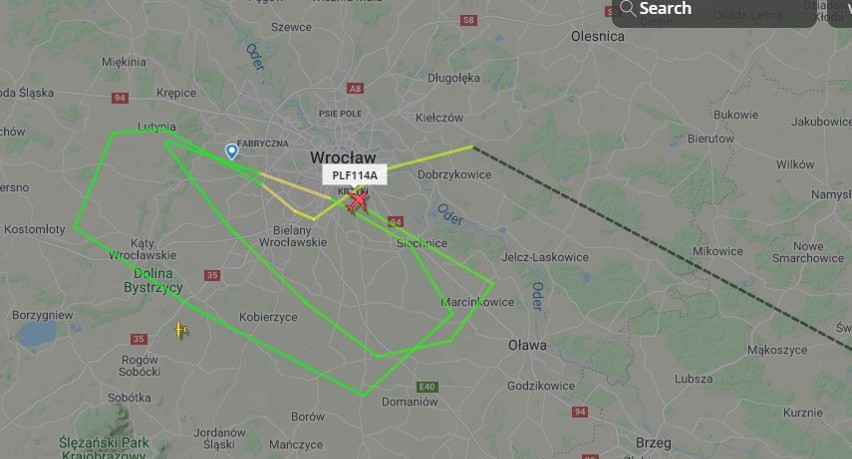 Wrocław: wojskowy samolot krąży nisko nad miastem. Co to za manewry?