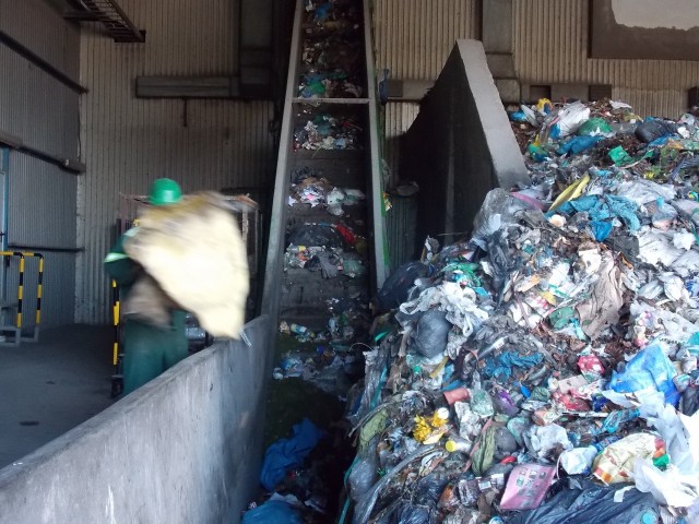 Co dzieje się ze śmieciami, gdy wyrzucicie je do kosza? We wtorek odwiedziliśmy składowisko w Chróściku.