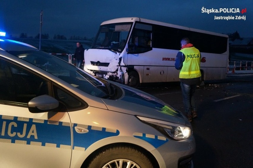 Zderzenie autobusu i dwóch aut w Jastrzębiu