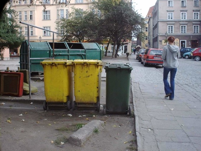 Po kilku latach eksploatacji kolorowe kubły ustawione w Brzegu nie są już tak efektowne i efektywne.