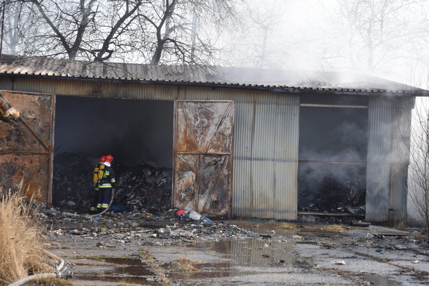 Ogień pojawił się wewnątrz hali magazynowej przy ulicy...