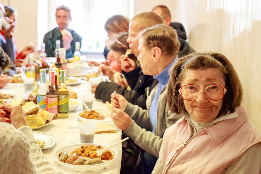 Eleos. Osoby samotne ubogie i bezdomne przyszły na wspólne śniadanie wielkanocne w Białymstoku (zdjęcia, wideo)