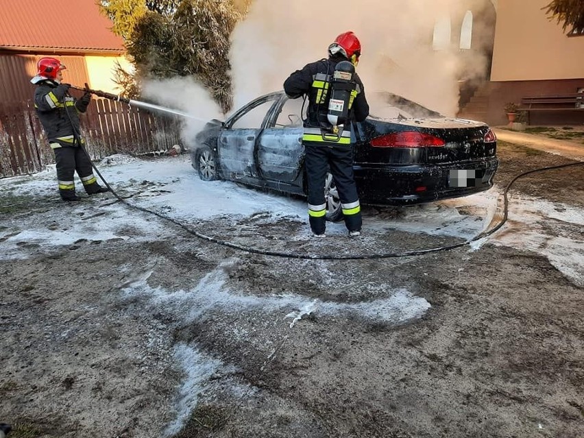 Pożar samochodu w Stalach. Auto spłonęło doszczętnie [ZDJĘCIA]