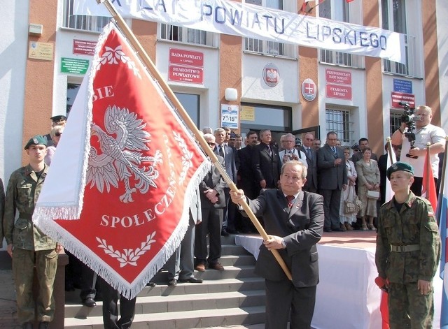 Starosta Roman Ochyński ze sztandarem powiatu lipskiego.