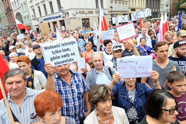 W niedzielę na Rynku Staromiejskim pod pomnikiem Kopernika manifestowano sprzeciw wobec polityki PiS. Protest zorganizował Komitet Obrony Demokracji. Obejrzyjcie fotorelację. 