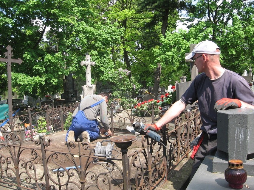 Na cmentarzu w Radomiu rozpoczęła się renowacja zabytkowego grobu Floriana Mierzyńskiego (zdjęcia)