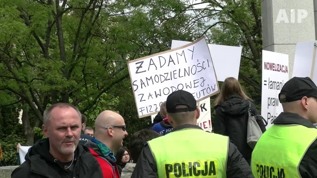 Fizjoterapeuci zorganizowali protest przed Sejmem.