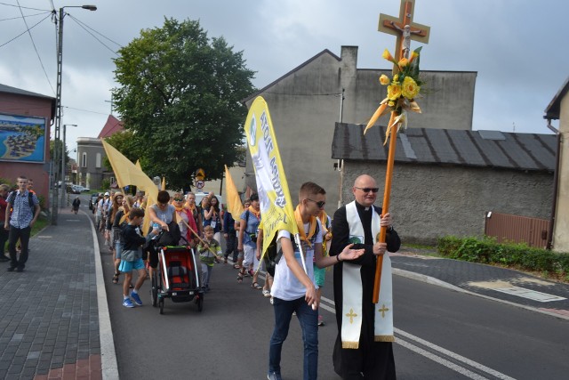 Pielgrzymi z Jaworzna wyszli z Kolegiaty św. Wojciecha i św. Katarzyny  8 sierpnia po godz. 8. Przez kilka dni będą wędrować na Jasną Górę