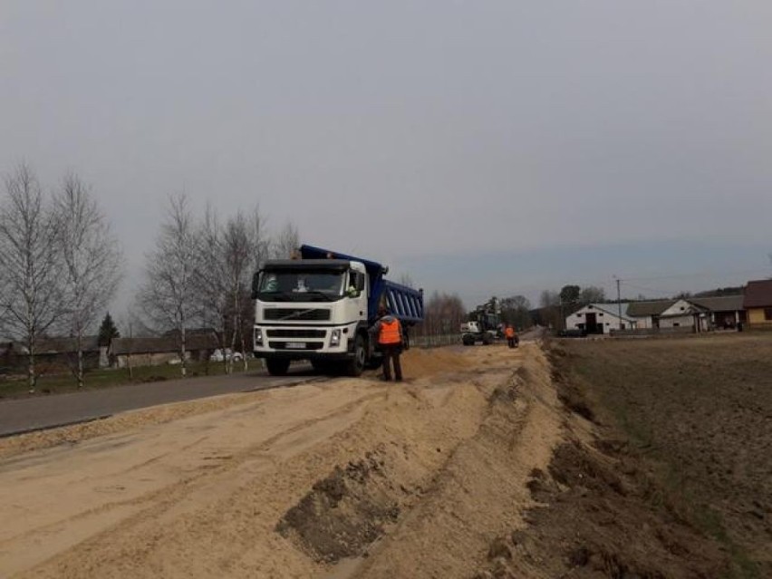 Powiat ostrołęcki. Budowy dróg. Prace trwają w gminach: Kadzidło, Baranowo, Olszewo-Borki, Lelis, Rzekuń, Troszyn. Zdjęcia