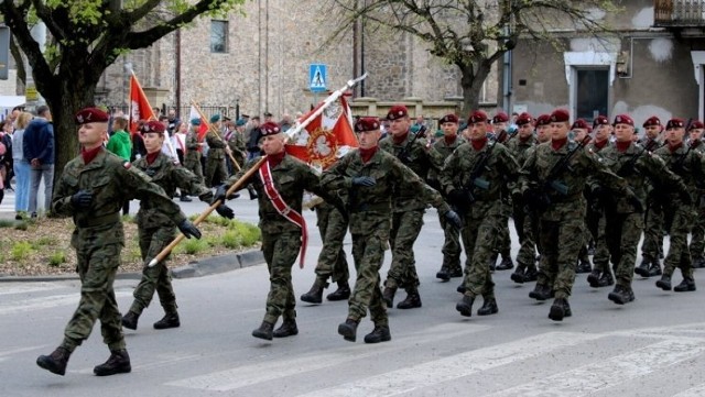 Obchody 3 Maja i Dzień Pamięci o majorze Henryku Dobrzańskim "Hubalu". Na zdjęciach uroczystości z ubiegłego roku