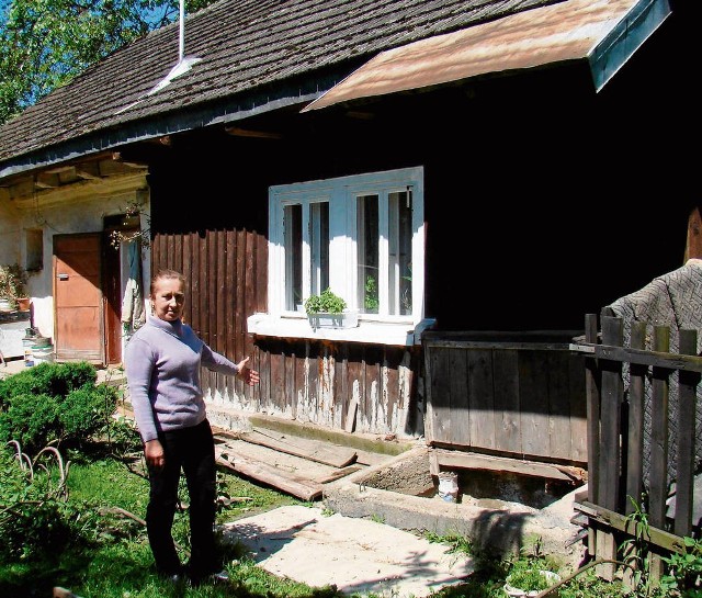 Lucyna Kudra, mieszkanka ul. Mańki mówi, że po kolejnych zalaniach jej drewniany dom gnije i zaczął się zapadać