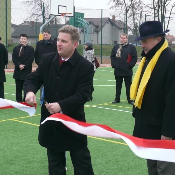 W Denkowie przecięcia wstęgi dokonali prezydent Jarosław Wilczyński i poseł Zbigniew Pacelt (z prawej).