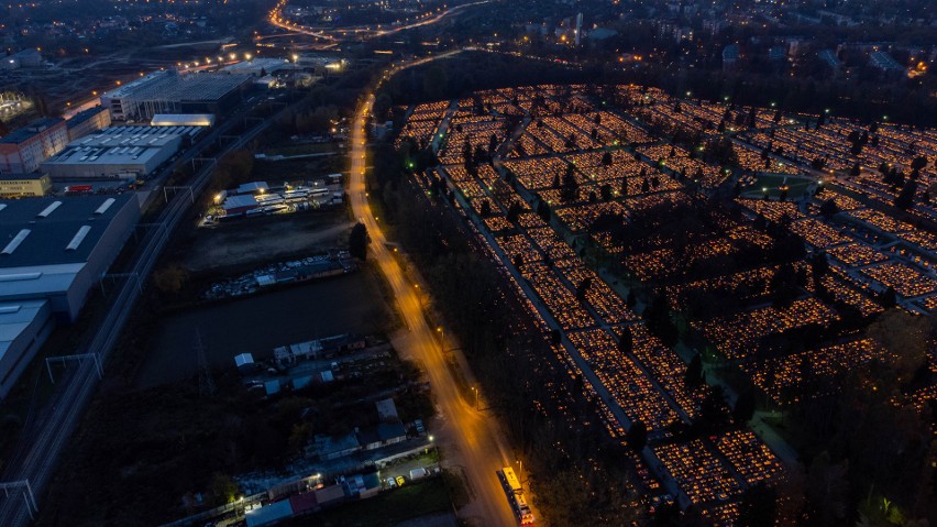 Wszystkich Świętych 2022. Mrok rozświetlają tysiące zniczy na krakowskich cmentarzach