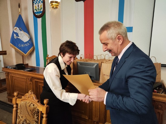 Stypendia zdolnym uczniom wręczył Tadeusz Kowalski, burmistrz Tucholi