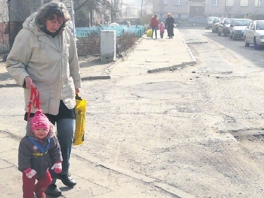 &#8211; Zimą w tym miejscu ktoś likwidował dziury, ale jak widać niewiele to dało &#8211; mówi pani Zofia, na zdjęciu z roczną Oliwią