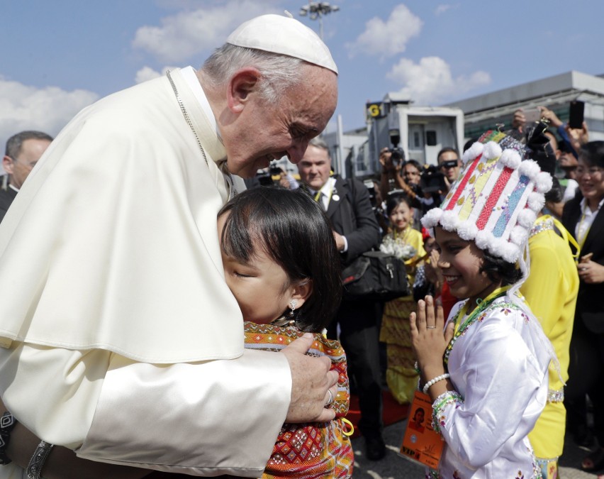 Papież chce pomóc muzułmanom Rohindża. Pielgrzymka Franciszka do Mjanmy i Bangladeszu [ZDJĘCIA]